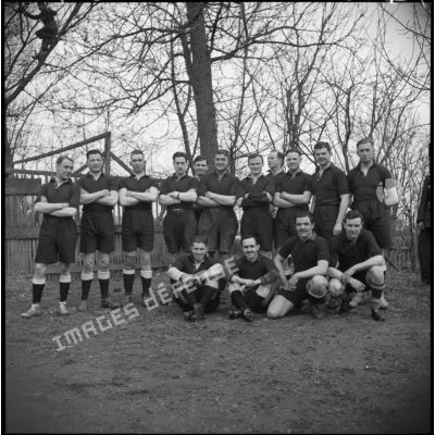 Une équipe de rugby pose devant le photographe.