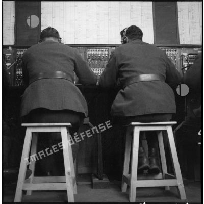 Deux opérateurs dans un bureau de transmissions.