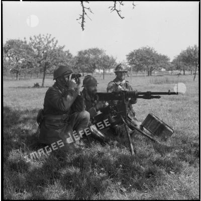 Des soldats de la 7e armée équipé d'un mitrailleuse lourde en opération.