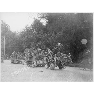 Des véhicules belges transportent des soldats de la 7e armée et des canons antichar.