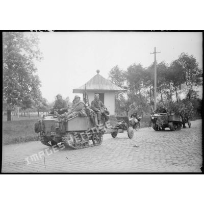 Des véhicules belges trans portent des canons antichar et des soldats de la 7e armée en opération