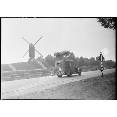 Un véhicule de transmissions de la 7e armée sur une route près de Bruges.