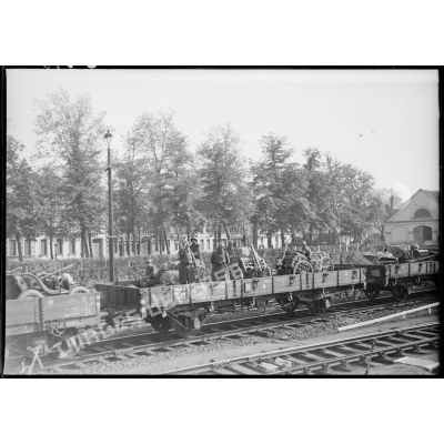 Un train transporte du matériel et des soldats de la 7e armée en Belgique.