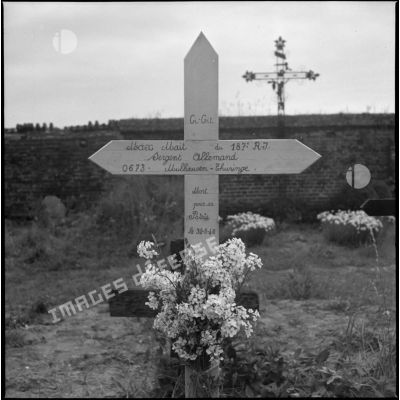Une tombre soldat allemand (dans un cimetière) mort durant les combats de mai 1940.