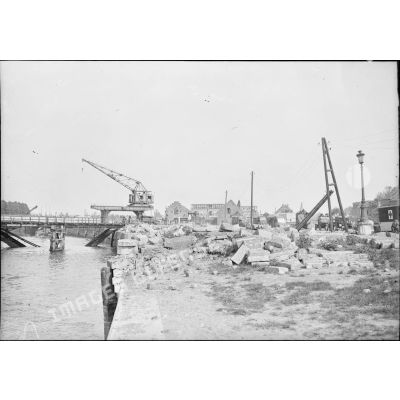 Un bateau et divers bâtiment en ruines dans le secteur de la 7e armée.