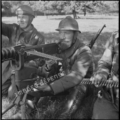 Des soldats avec une mitrailleuse en position de tir lors d'une manoeuvre.