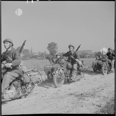Des motocyclistes du 97e GRDI de la 7e armée lors d'une manoeuvre.