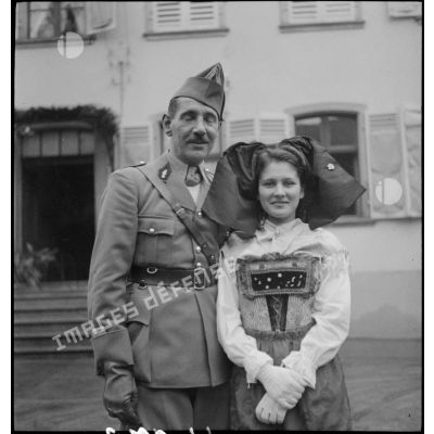 Officier supérieur et alsacienne en costume traditionnel dans Ribeauvillé.