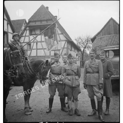 Officiers et cavaliers du 35e GRDI dans Ribeauvillé.
