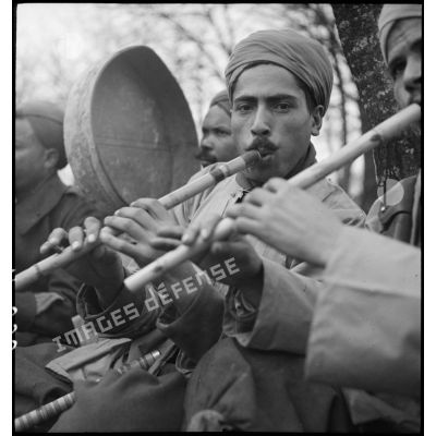 Spahis jouant d'instruments de musique traditionnels à l'occasion d'une fête organisée par le 7e RSA (régiment de spahis algériens) de la 2e BS (brigade de spahis).