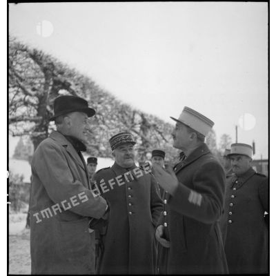Le général Corap discute avec un lieutenant-colonel de troupes coloniales et un représentant de l'autorité civile d'une communedu nord-est de la France.