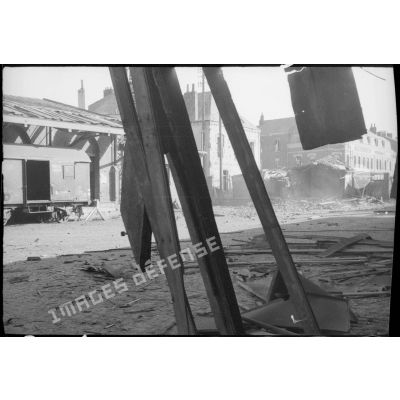 La place de la gare d'Hirson endommagée par les bombardements et les combats.
