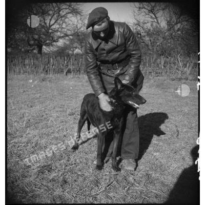 Portrait d'un soldat avec son chien lors d'une formation cynophile.