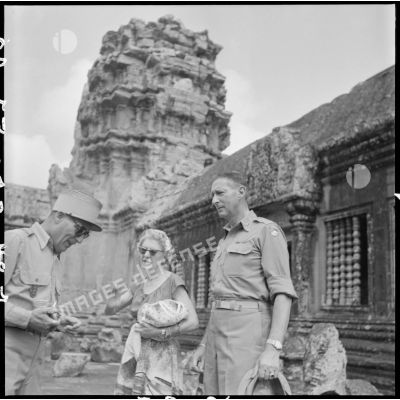 Le général Clark et son épouse devant une tour d'Angkor Vat.