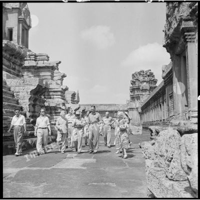 Visite du général Clark et d'une délégation à Angkor Vat.