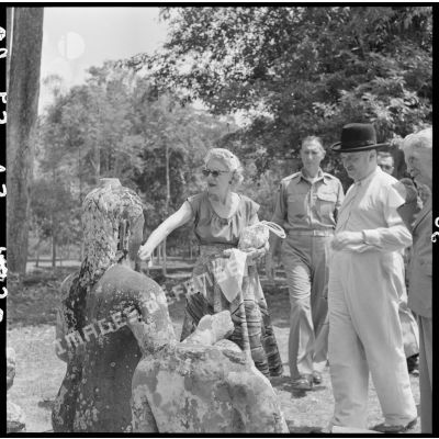 Le général Clark et son épouse devant la statue de Yama, dieu des morts, lors d'une visite du Bayon.