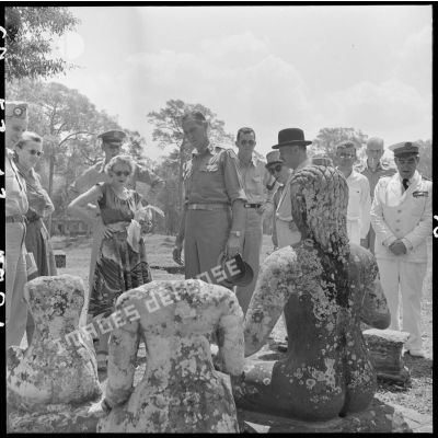 Le général Clark et son épouse devant la statue de Yama, dieu des morts, lors d'une visite du Bayon.