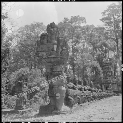 Balustrade ornée de statues sur le site d'Angkor.