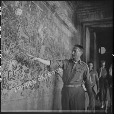 Le général Clark observe les bas-reliefs d'une galerie au cours d'une visite à Angkor Vat.