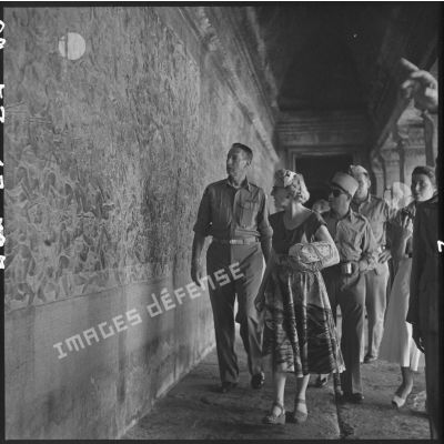 Le général Clark et son épouse observent les bas-reliefs d'une galerie au cours d'une visite à Angkor Vat..