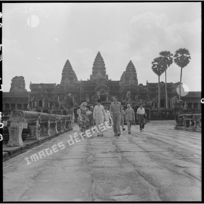 Le général Clark et son épouse accompagnés de la délégation avancent sur une grande allée d'Angkor Vat.