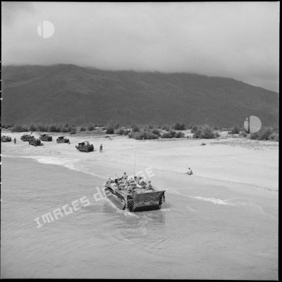 Débarquement du matériel et des troupes au cours de la phase Axelle de l'opération Atlante.