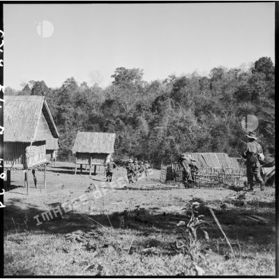 Progression des troupes dans un village au cours de l'opération Atlante.