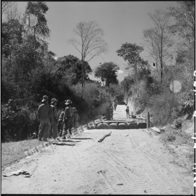 Convoi arrêté par une coupure sur la route de Kalk pendant que des militaires du Génie procèdent à la détection des pièges, au cours de l'opération Atlante.