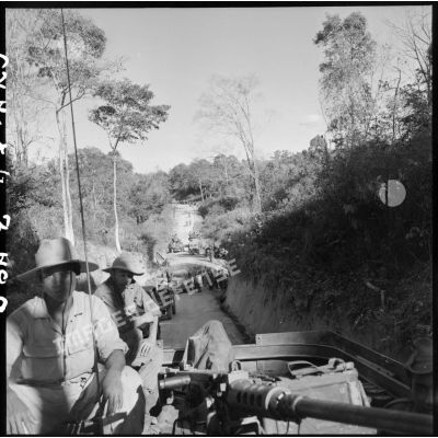 Progression d'un convoi sur la route de Kalk, après le colmatage d'une coupure de route par le Génie, au cours de l'opération Atlante.