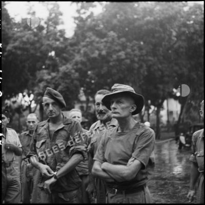 Le lieutenant-colonel Bigeard, et le colonel Langlais, faits prisonniers à  Diên Biên Phu, sont pris en charge à l'hôpital Lanessan à Hanoï après leur libération.