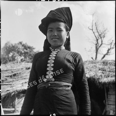 Une jeune femme Thaï en costume traditionnel, dans un village de la vallée de Diên Biên Phu.