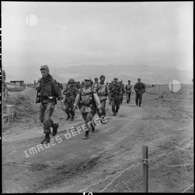Troupes franco-vietnamiennes circulant sur le camp de Diên Biên Phu.