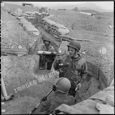 Mise en batterie d'un mortier de 81 mm dans une alvéole du camp de Diên Biên Phu.