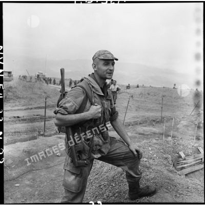 Portrait d'un parachutiste équipé de son armement sur le camp de Diên Biên Phu.