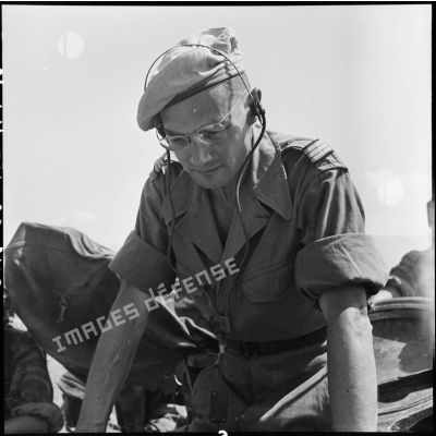 Le capitaine Hervouët, commandant le 3e escadron de marche du 1er Régiment de chasseurs à cheval (1er RCC), dans la tourelle d'un blindé progressant à Diên Biên Phu.