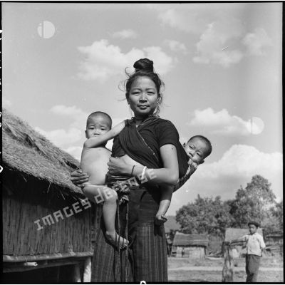 Femme Thaï d'un village de la vallée de Diên Biên Phu portant ses deux enfants.