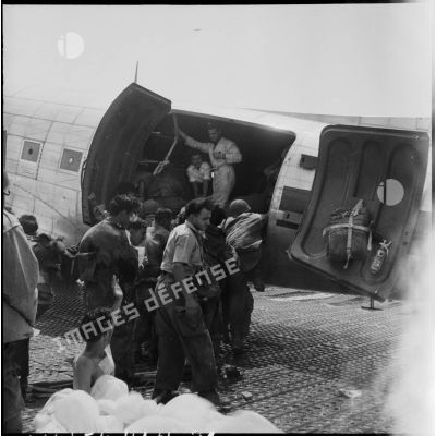 Embarquement de blessés à bord d'un avion Douglas C-47B skytrain (Dakota) au cours d'une évacuation sanitaire à Diên Biên Phu.