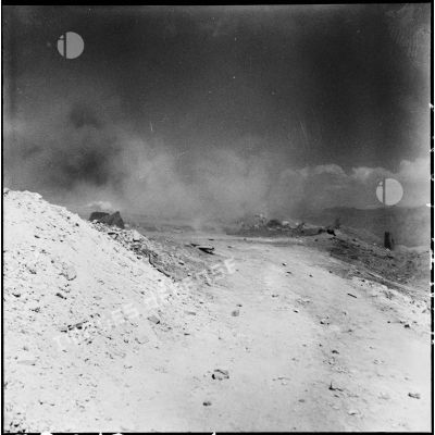 Un piton d'un des points d'appui du camp retranché de Diên Biên Phu pris dans la fumée.