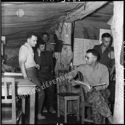 Conversation entre des officiers dans un PC souterrain de Diên Biên Phu.