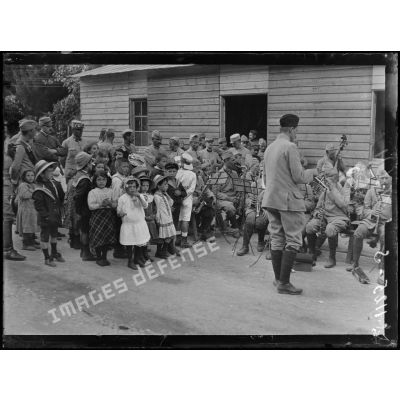 Boves (Somme). Concert militaire. Les enfants du village. [légende d'origine]
