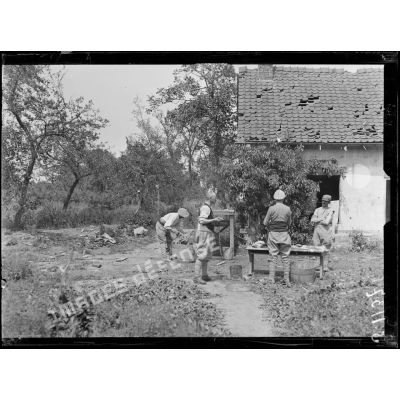 Méharicourt (Somme). Soldats nettoyant leur linge. [légende d'origine]