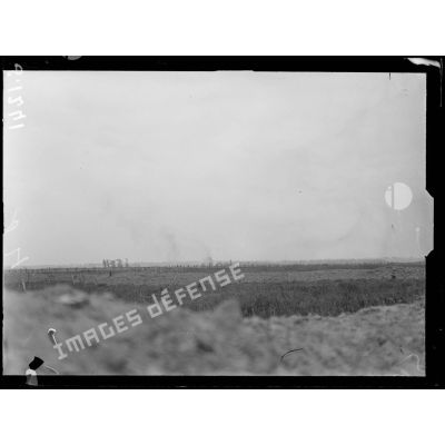 Bombardement par l'artillerie allemande de la sucrerie de Fontaine-lès-Cappy (Somme). Vue prise d'une redoute. [légende d'origine]