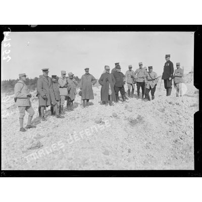 Champ de tir de Sains (Somme). Officiers français et anglais photographiés devant un trou de torpille de 240. [légende d'origine]