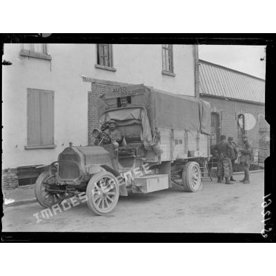 Auto-bazar de la VIe armée à Boves (Somme). [légende d'origine]