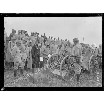 Champ de tir de Sains (Somme). Les généraux Balfourier et Jacquot, commandant le 35e corps, examinant le canon de 37. [légende d'origine]