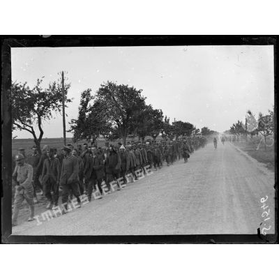 Dans la Somme, Villers-Bretonneux. Colonne de 950 prisonniers allemands. [légende d'origine]