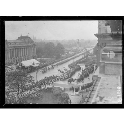 Paris 14 juillet 1916. Défilé devant le Grand Palais. [légende d'origine]