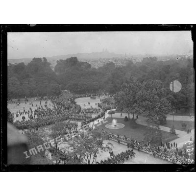 Paris 14 juillet 1916. Défilé devant le Grand Palais. [légende d'origine]