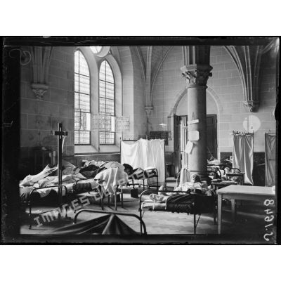 Asnières-sur-Oise. Ancienne abbaye de Royaumont. Hôpital écossais de 400 lits. Coin d'une salle de malades dans l'abbaye. [légende d'origine]
