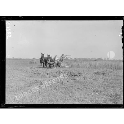 La Briqueterie, près Foucaucourt (Somme). Soldats faisant la moisson (au 1er plan trou d'obus de 210). [légende d'origine]